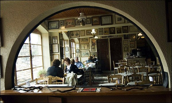 Παραδοσιακά καφενεία στην Αθήνα: Μία βόλτα στα σοκάκια που σταμάτησε ο χρόνος [εικόνες] | iefimerida.gr 2