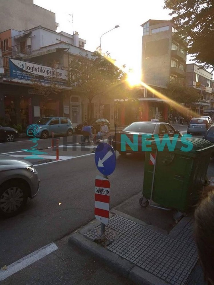 Απίστευτο, αλλά ελληνικό: Εβαλαν καρέκλες στη μέση του δρόμο και ήπιαν... καφέ [εικόνα] | iefimerida.gr 0