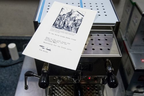  O Τομ Χανκς έστειλε δώρο στους δημοσιογράφους του Λευκού Οίκου μια καφετιέρα [εικόνες] | iefimerida.gr 2