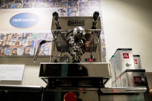  O Τομ Χανκς έστειλε δώρο στους δημοσιογράφους του Λευκού Οίκου μια καφετιέρα [εικόνες] | iefimerida.gr 1