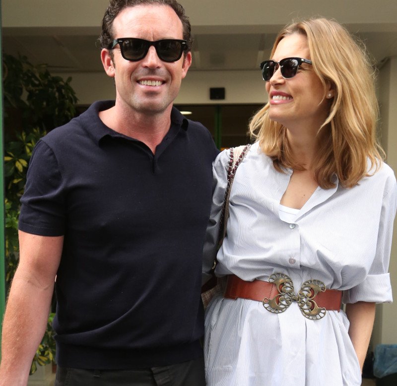 Η Βίκυ Καγιά βγαίνει από το μαιευτήριο με μίνι φόρεμα [εικόνες] | iefimerida.gr 9