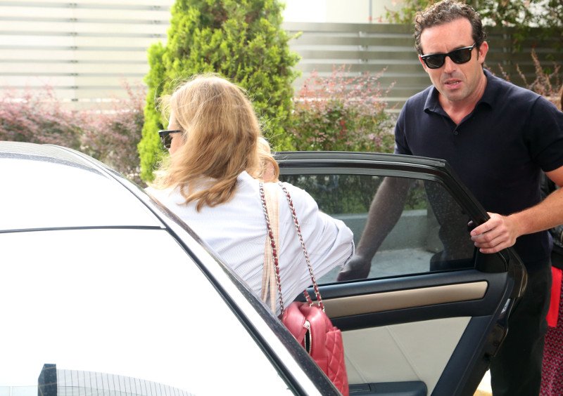 Η Βίκυ Καγιά βγαίνει από το μαιευτήριο με μίνι φόρεμα [εικόνες] | iefimerida.gr 11