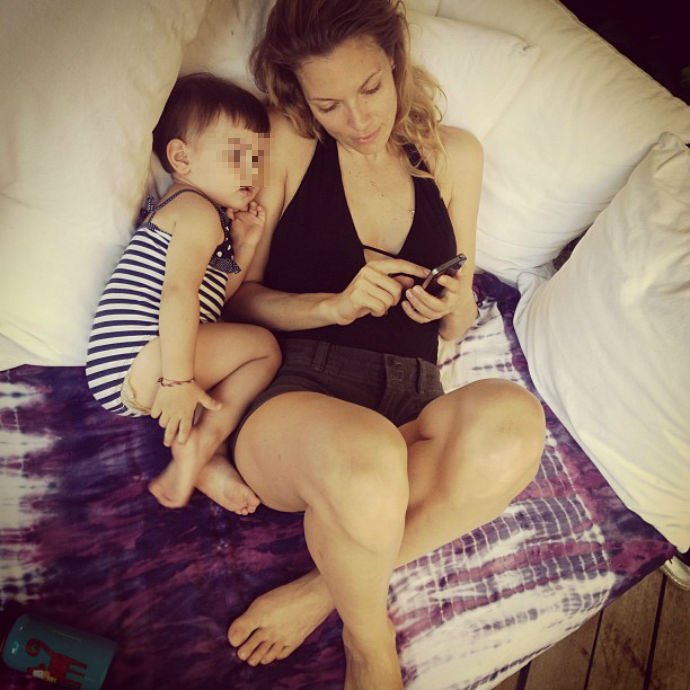 Η φρεσκοχωρισμένη Βίκυ Καγιά ανεβάζει τρυφερές φωτογραφίες στο Instagram χωρίς τη βέρα της [εικόνες] | iefimerida.gr 1