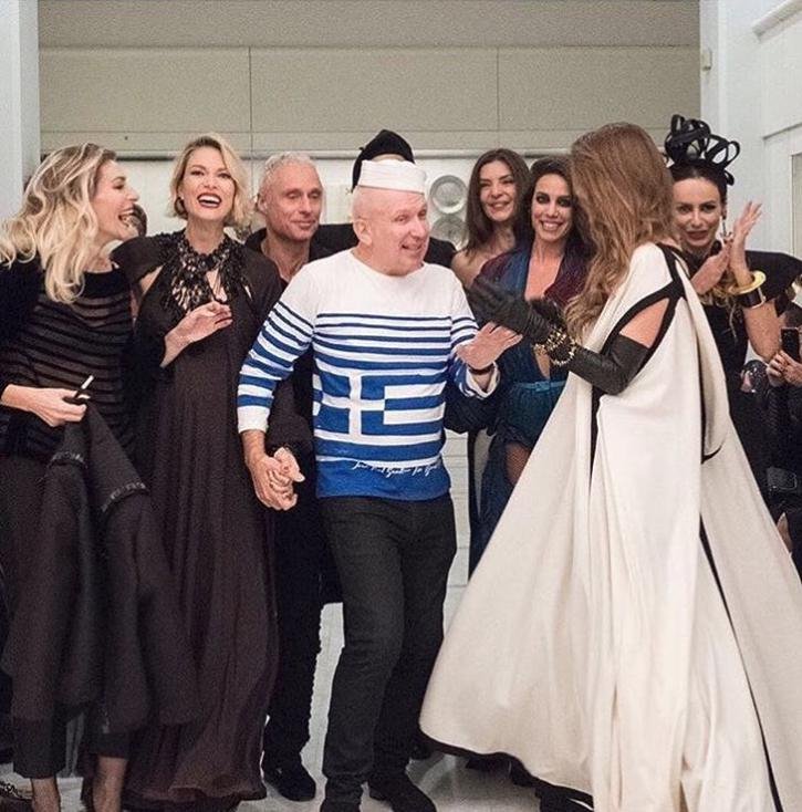 Η Βίκυ Καγιά κάνει πασαρέλα στον 7ο μήνα της εγκυμοσύνης και εντυπωσιάζει [εικόνες & βίντεο] | iefimerida.gr 0