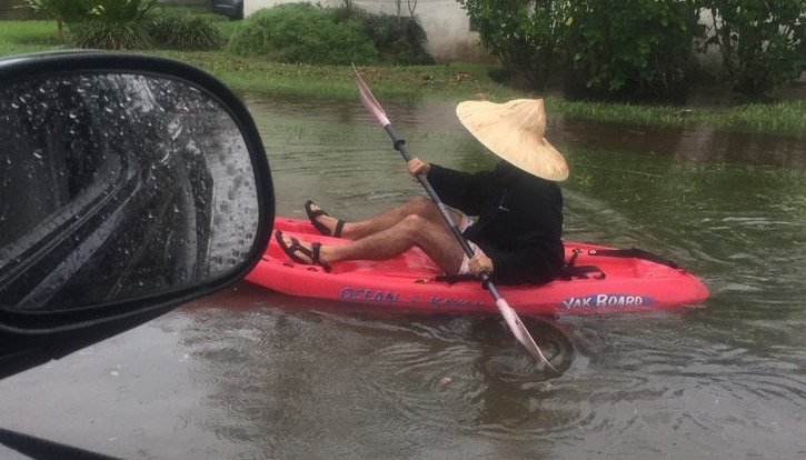 Στο Μαϊάμι οι κάτοικοι πάνε στην δουλειά τους με κανό- Λόγω του τυφώνα Έμιλι [εικόνες] | iefimerida.gr 0