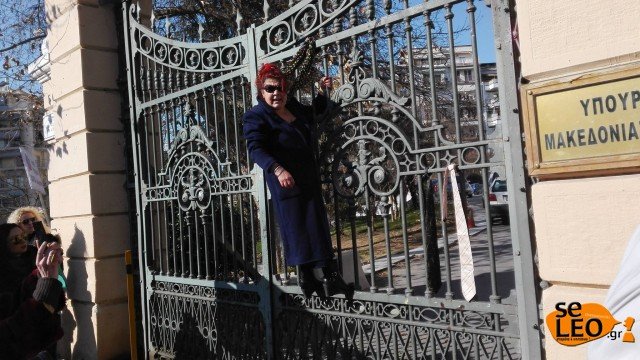 Στα κάγκελα κρεμάστηκε ελεύθερη επαγγελματίας στη Θεσσαλονίκη, στη διάρκεια της πορείας [εικόνα] | iefimerida.gr 0