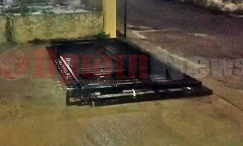 H παραλίγο... μοιραία καγκελόπορτα