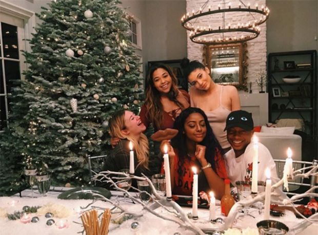 Πολυτέλεια και πλούτος: Δείτε τα χριστουγεννιάτικα δέντρα των διάσημων [εικόνες]  | iefimerida.gr 4