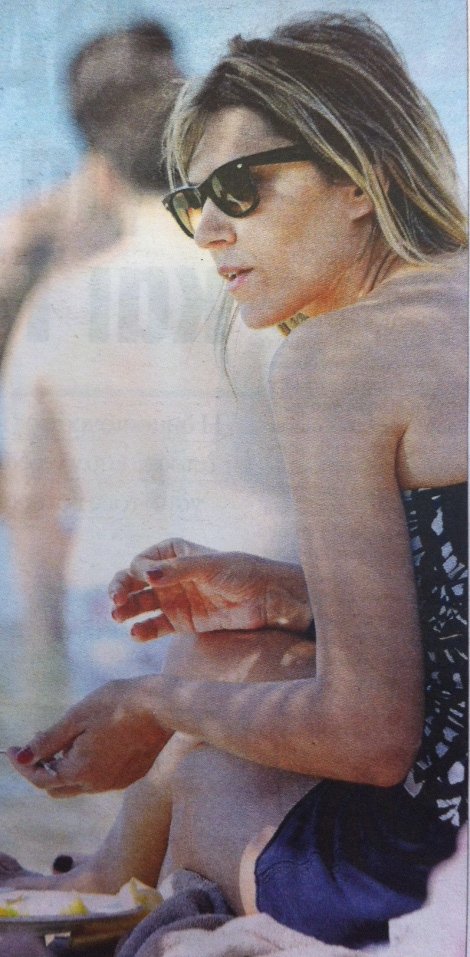 Η Εύα Καϊλή, κάτασπρη με ένα πιάτο καρπούζι σε παραλία της Μυκόνου [εικόνες] | iefimerida.gr 1