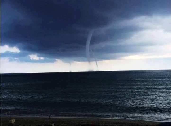Εντυπωσιακό θέαμα -Υδροστρόβιλοι στη Χαλκιδική από την πρωινή καταιγίδα [εικόνες & βίντεο] | iefimerida.gr 1