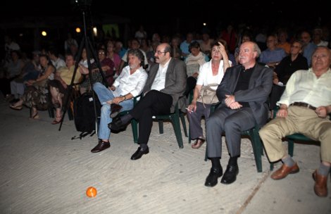 Πέταξαν νεράντζια στον Απόστολο Κακλαμάνη στη Νέα Σμύρνη [εικόνες] | iefimerida.gr 1