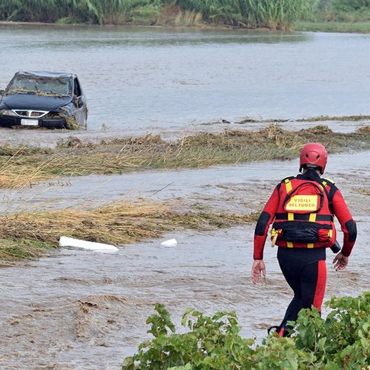 Κακοκαιρία σαρώνει την Ιταλία -Ενας άνδρας νεκρός από πλημμύρες [εικόνα] | iefimerida.gr 0
