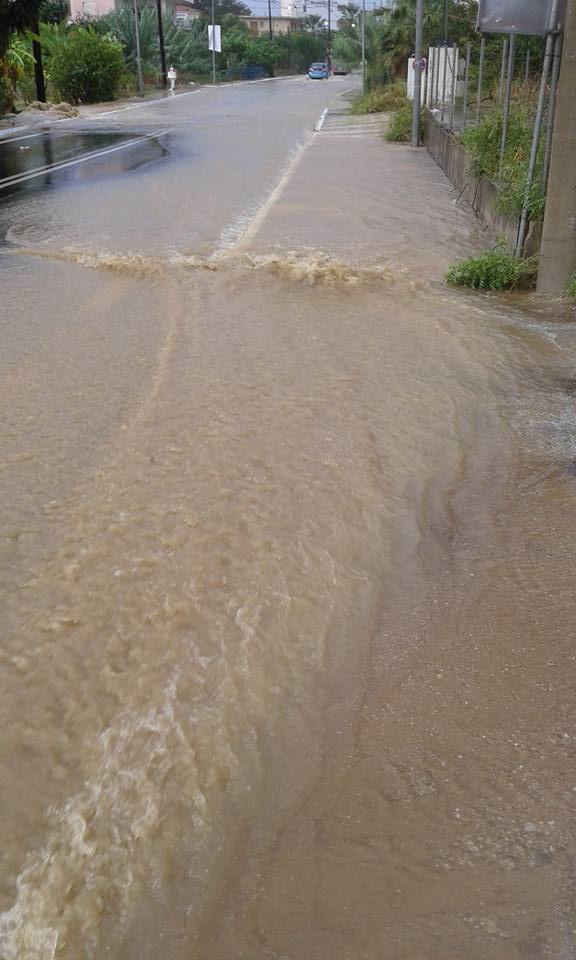 «Πνίγηκε» η μισή Ελλάδα: Πλημμύρισαν σπίτια και καταστήματα -Κακοκαιρία και την Τετάρτη [εικόνες & βίντεο] | iefimerida.gr 7