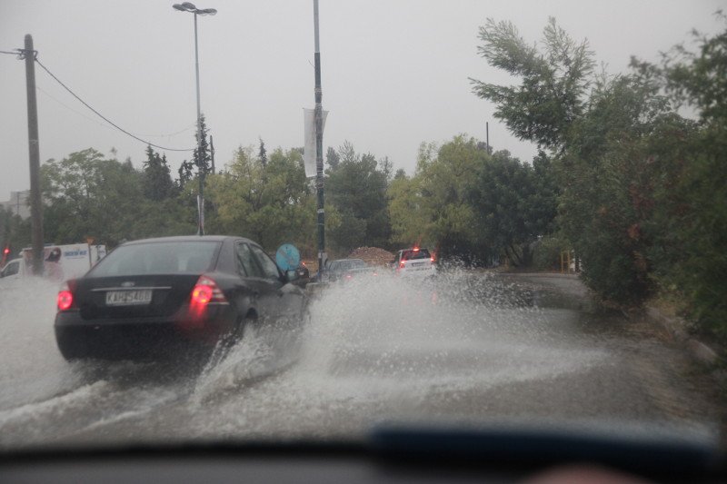 Η μέρα έγινε νύχτα στην Αθήνα -Η έντονη καταιγίδα αιφνιδίασε [εικόνες] | iefimerida.gr 4