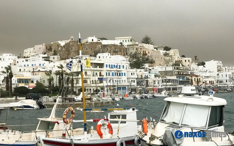 Πνίγηκε στην αφρικανική σκόνη και στη λασποβροχή η Νάξος [εικόνες & βίντεο] | iefimerida.gr 0