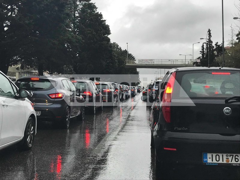 «Μπλοκαρισμένοι» οι δρόμοι εξαιτίας της κακοκαιρίας [εικόνες] | iefimerida.gr 0