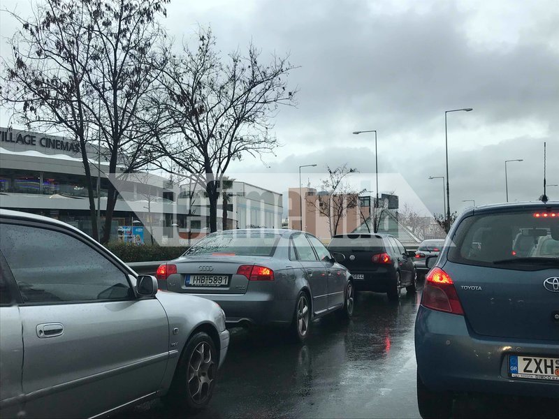 «Μπλοκαρισμένοι» οι δρόμοι εξαιτίας της κακοκαιρίας [εικόνες] | iefimerida.gr 1