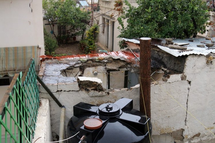 Hράκλειο: Κατέρρρευσε  η οροφή σπιτιού -Στο νοσοκομείο ένας ηλικιωμένος [εικόνες] | iefimerida.gr 1