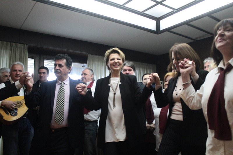 Ο χορός της Γεροβασίλη στο υπουργείο -Της έψαλαν παραδοσιακά κάλαντα [εικόνες] | iefimerida.gr 1