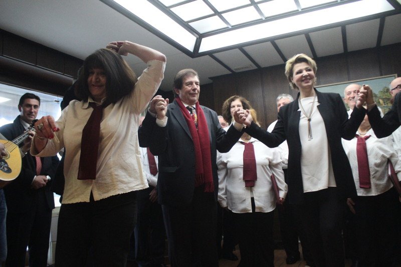 Ο χορός της Γεροβασίλη στο υπουργείο -Της έψαλαν παραδοσιακά κάλαντα [εικόνες] | iefimerida.gr 2