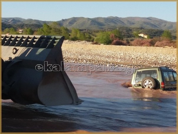 Προσπάθησαν να διασχίσουν με τζιπ τον Πηνειό -Βούλιαξε το αμάξι, σώθηκαν τελευταία στιγμή [εικόνες] | iefimerida.gr 2