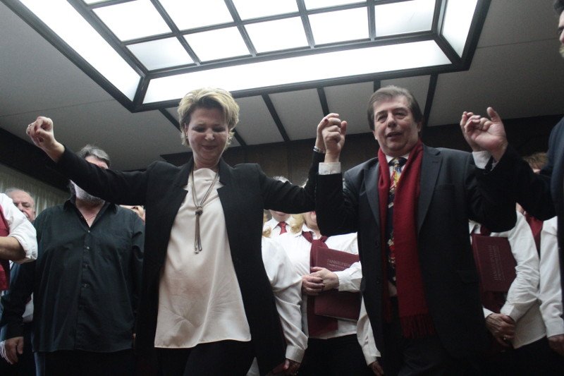 Ο χορός της Γεροβασίλη στο υπουργείο -Της έψαλαν παραδοσιακά κάλαντα [εικόνες] | iefimerida.gr 3