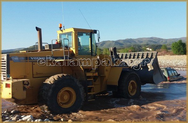 Προσπάθησαν να διασχίσουν με τζιπ τον Πηνειό -Βούλιαξε το αμάξι, σώθηκαν τελευταία στιγμή [εικόνες] | iefimerida.gr 3