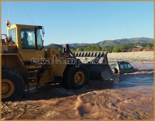 Προσπάθησαν να διασχίσουν με τζιπ τον Πηνειό -Βούλιαξε το αμάξι, σώθηκαν τελευταία στιγμή [εικόνες] | iefimerida.gr 4