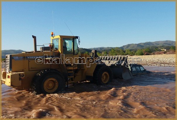 Προσπάθησαν να διασχίσουν με τζιπ τον Πηνειό -Βούλιαξε το αμάξι, σώθηκαν τελευταία στιγμή [εικόνες] | iefimerida.gr 5