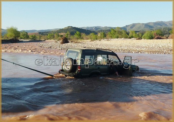 Προσπάθησαν να διασχίσουν με τζιπ τον Πηνειό -Βούλιαξε το αμάξι, σώθηκαν τελευταία στιγμή [εικόνες] | iefimerida.gr 6