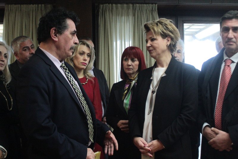 Ο χορός της Γεροβασίλη στο υπουργείο -Της έψαλαν παραδοσιακά κάλαντα [εικόνες] | iefimerida.gr 0