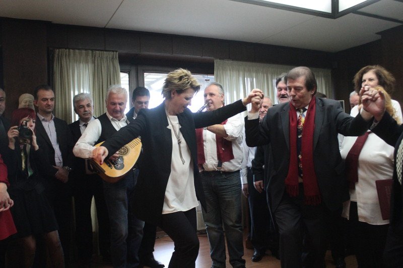 Ο χορός της Γεροβασίλη στο υπουργείο -Της έψαλαν παραδοσιακά κάλαντα [εικόνες] | iefimerida.gr 4