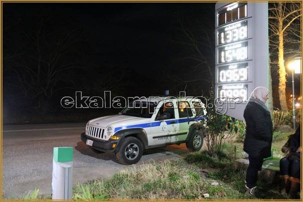 Λεωφορεία με εκατοντάδες πρόσφυγες σταματούν στην εθνική -Στήνουν πρόχειρους καταυλισμούς [εικόνες] | iefimerida.gr 2