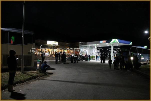 Λεωφορεία με εκατοντάδες πρόσφυγες σταματούν στην εθνική -Στήνουν πρόχειρους καταυλισμούς [εικόνες] | iefimerida.gr 1