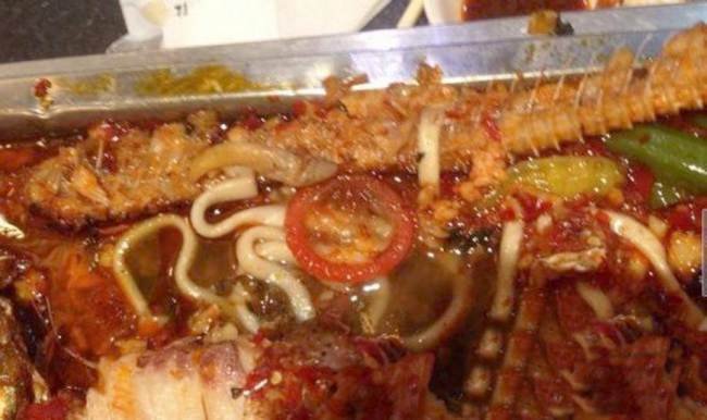 Γυναίκα σε εστιατόριο μάσαγε προφυλακτικό καθώς νόμιζε πως ήταν καλαμάρι -Πελάτες έβαλαν τον ιδιοκτήτη να το φάει [εικόνα] | iefimerida.gr 0