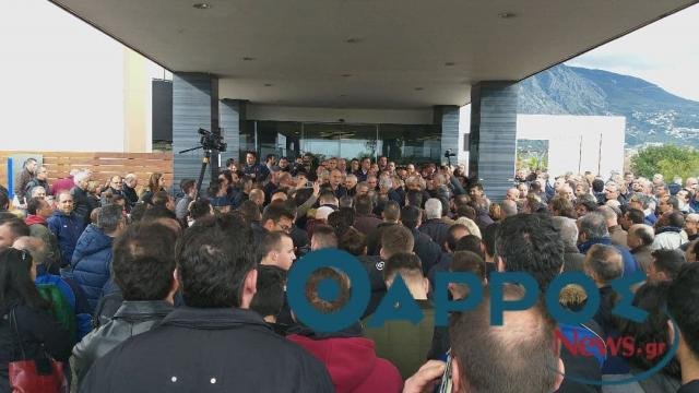 Συγκεντρωμένοι από το πρωί έξω από το συνεδριακό κέντρο της Καλαμάτας για το Συνέδριο της ΓΣΕΕ