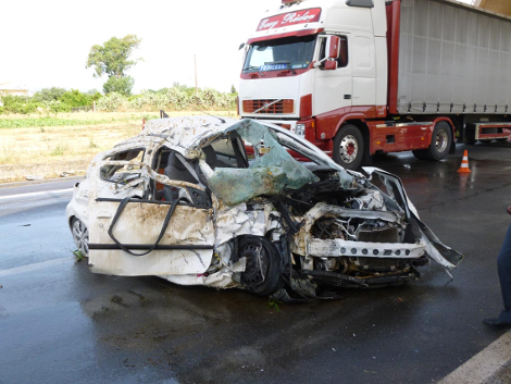 Σοκαριστικά στιγμιότυπα από την Καλαμάτα: Οδηγός ανασύρεται νεκρός μέσα από μία άμορφη μάζα σιδερικών [βίντεο&εικόνες] | iefimerida.gr 1