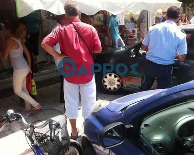 Γυναίκα οδηγός έχασε τον έλεγχο του ΙΧ και μπήκε σε κατάστημα με βρεφικά είδη στην Καλαμάτα [εικόνες&βίντεο] | iefimerida.gr 1