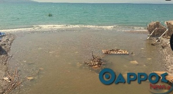 Απίστευτο: Στην παραλία της Καλαμάτας ξεφύτρωσε ένα νησάκι απο τη νεροποντή [εικόνες]  | iefimerida.gr 2