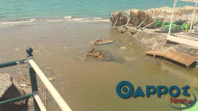 Απίστευτο: Στην παραλία της Καλαμάτας ξεφύτρωσε ένα νησάκι απο τη νεροποντή [εικόνες]  | iefimerida.gr 1
