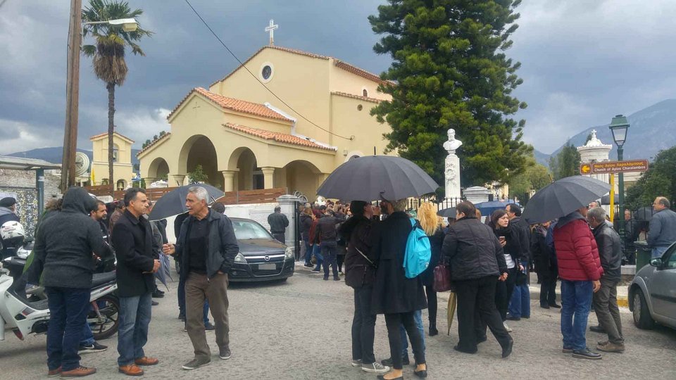 Πλήθος κόσμου στις κηδείες των τριών γυναικών.