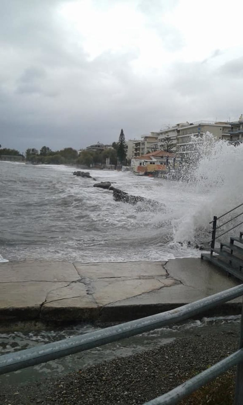 Άποψη από τα κύματα που χτυπούν στην προβλήτα