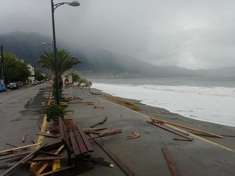 Τα κύματα έφεραν στην στεριά φερτά υλικά