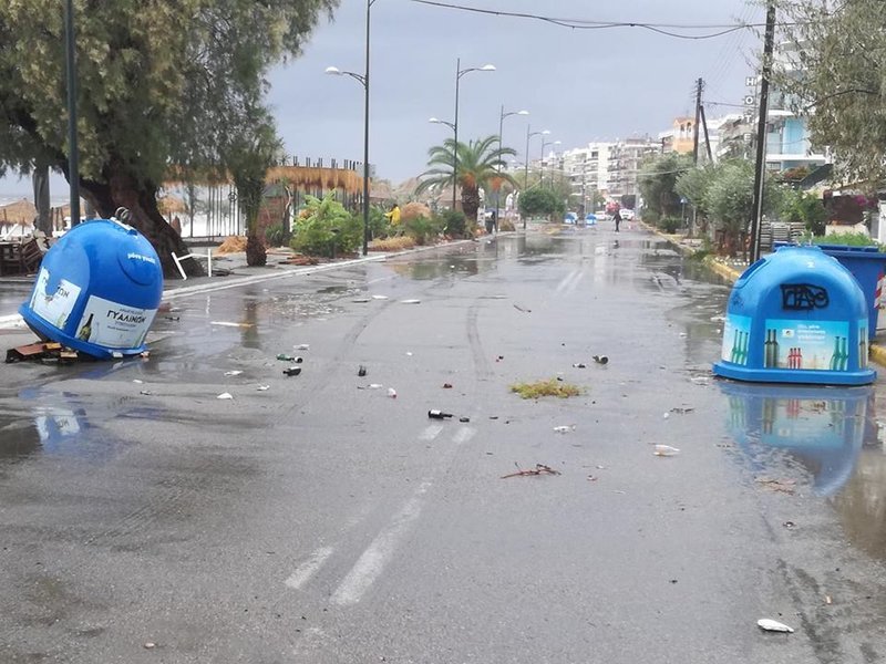 Ακόμη και οι κάδοι τωνσκουπιδιών μετακινήθηκαν