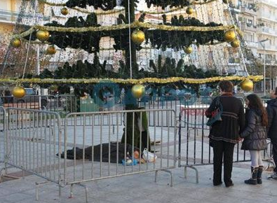 Αστεγος στην Καλαμάτα κοιμάται κάτω από το χριστουγεννιάτικο δέντρο-Η εικαστική παρέμβαση που αποτυπώνει την Ελλάδα της κρίσης [εικόνα] | iefimerida.gr 0