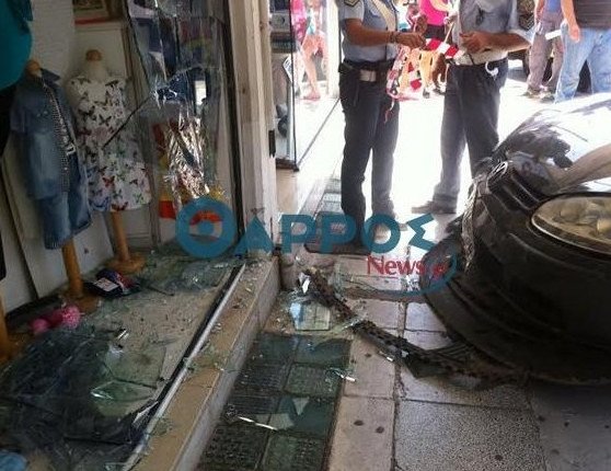 Γυναίκα οδηγός έχασε τον έλεγχο του ΙΧ και μπήκε σε κατάστημα με βρεφικά είδη στην Καλαμάτα [εικόνες&βίντεο] | iefimerida.gr 0