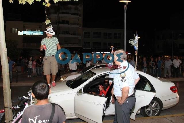 Το έριξαν στο χορό στην πλατεία της Καλαμάτας και κατέληξαν στο τμήμα [εικόνες&βίντεο] | iefimerida.gr 0