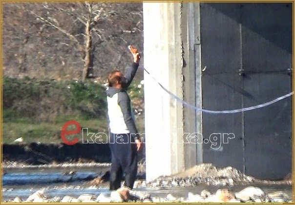 Μόνο ένας και με τα ρούχα «έπεσε» για τον Σταυρό στην Καλαμπάκα [εικόνες & βίντεο] | iefimerida.gr 3