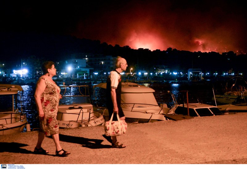Εφιαλτική νύχτα για κατοίκους και τουρίστες σε Κάλαμο και Αγίους Αποστόλους -Ολοι στην παραλία [εικόνες] | iefimerida.gr 1