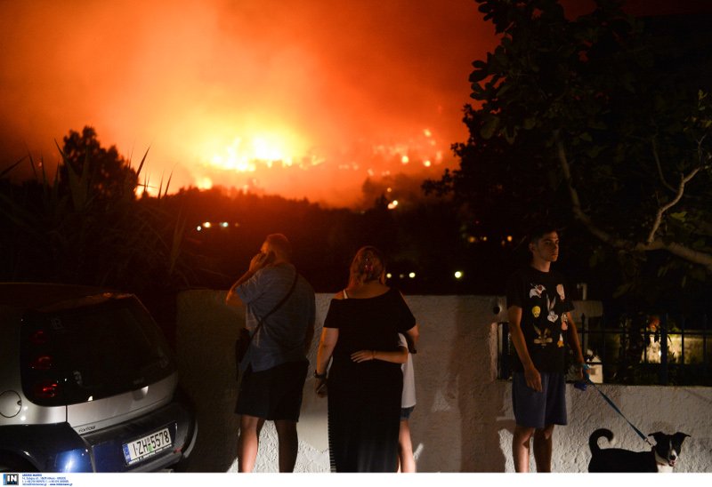 Εφιαλτική νύχτα για κατοίκους και τουρίστες σε Κάλαμο και Αγίους Αποστόλους -Ολοι στην παραλία [εικόνες] | iefimerida.gr 2